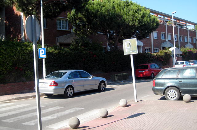 Senyal d'aparcament en bateria en mal estat al carrer Calafell de Gav Mar (1 de Juny de 2009)